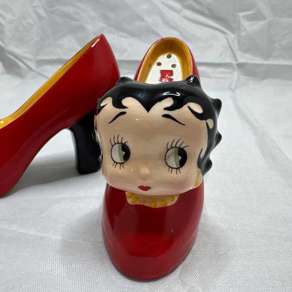 1999 Betty Boop Red High Heel Shoes Ceramic Salt and‎ Pepper Shakers - Picture 4 of 9